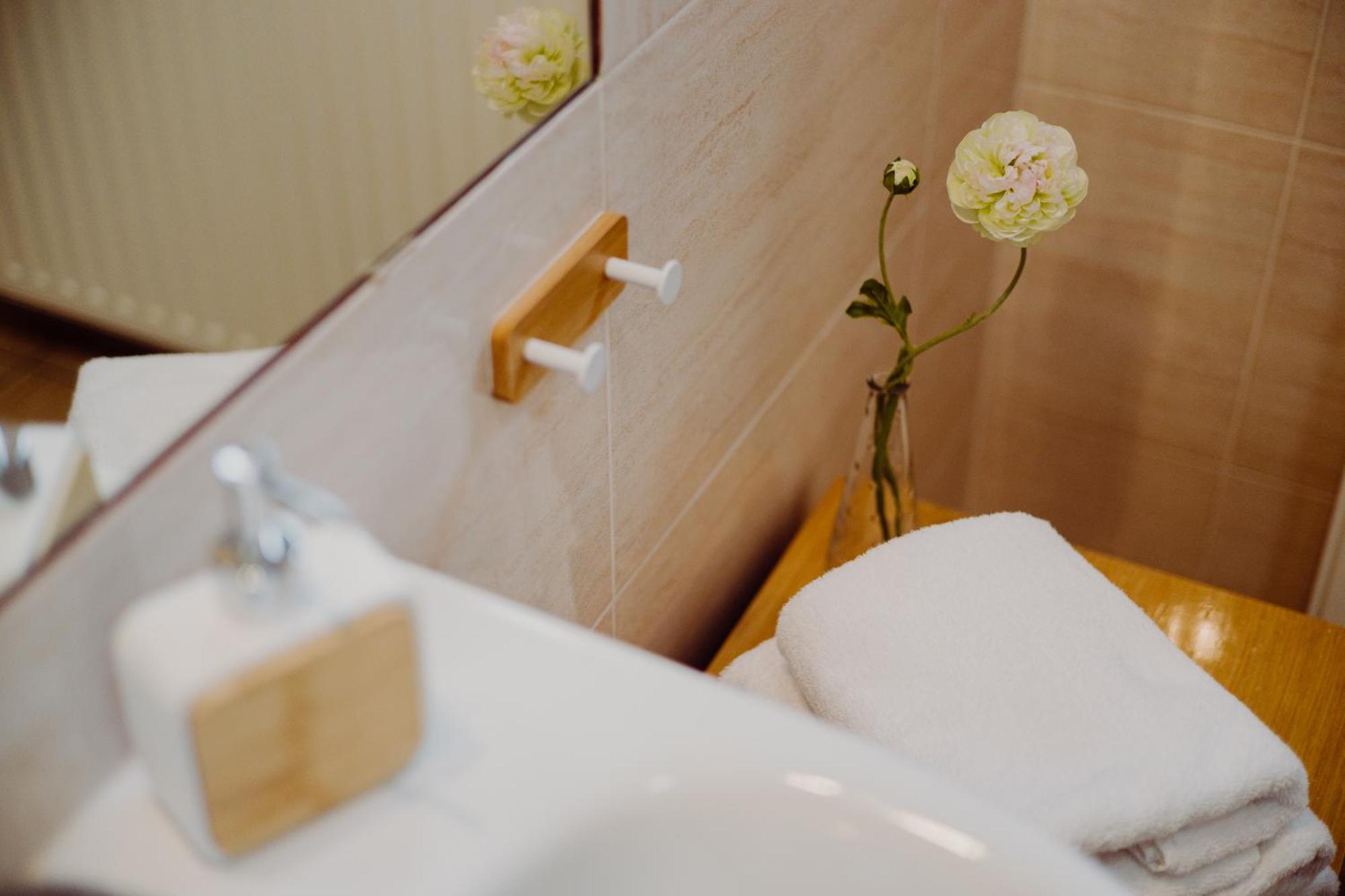 Hotel Bonsai Niemcza Exteriör bild