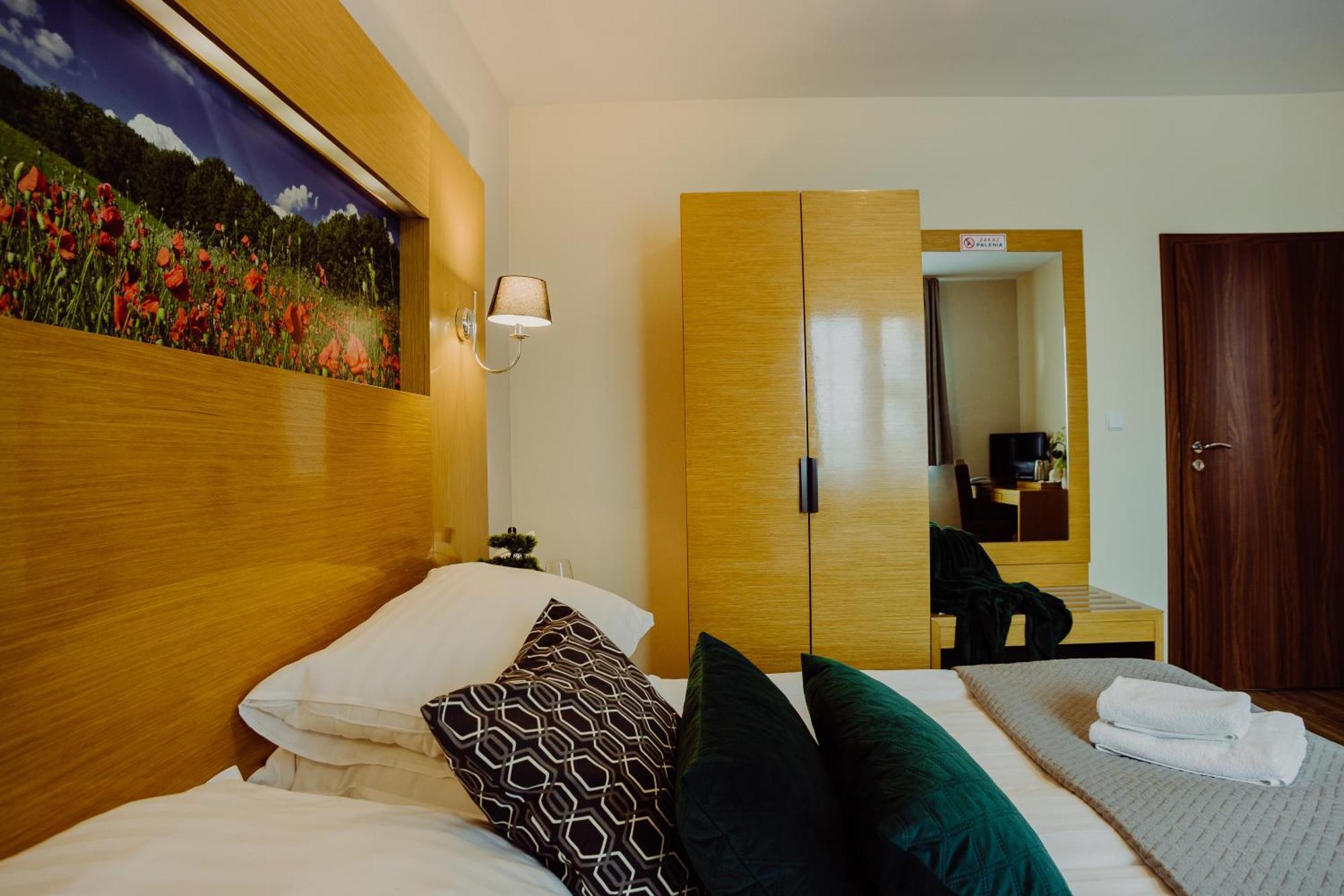 Hotel Bonsai Niemcza Exteriör bild