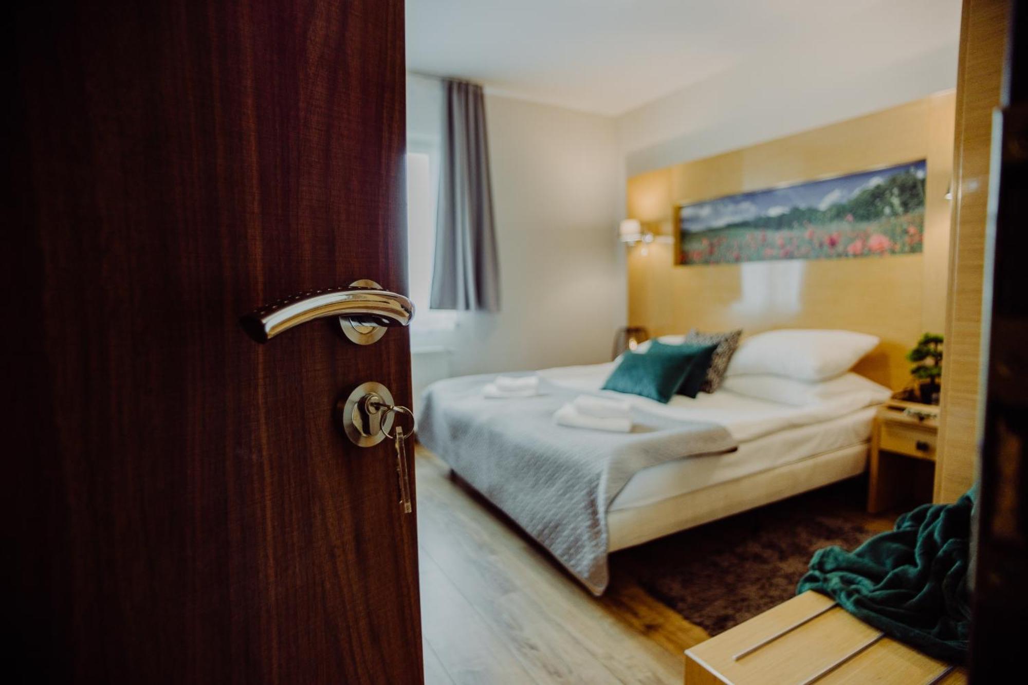 Hotel Bonsai Niemcza Exteriör bild