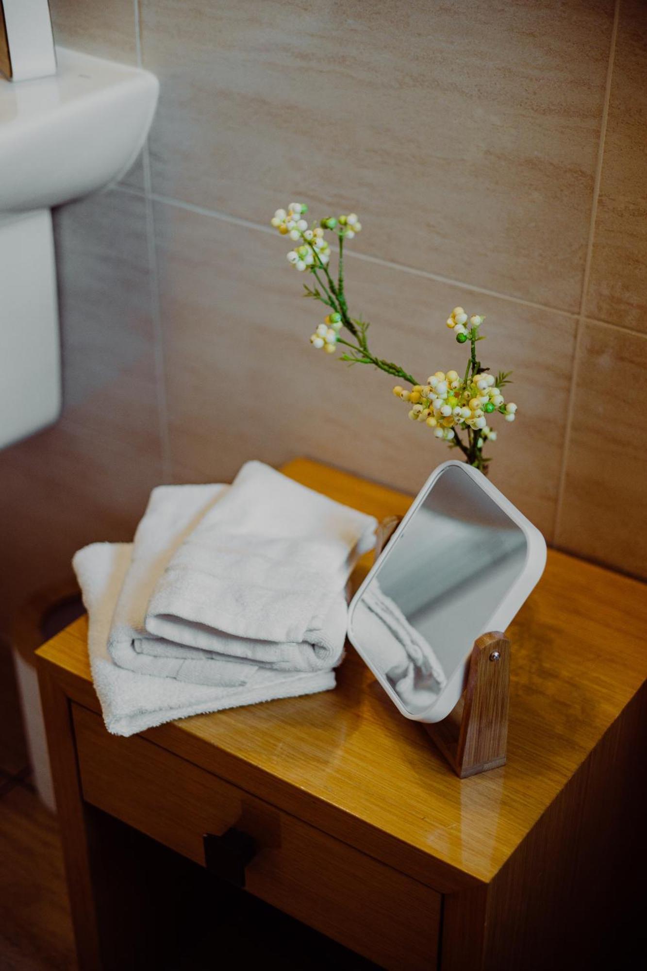 Hotel Bonsai Niemcza Exteriör bild